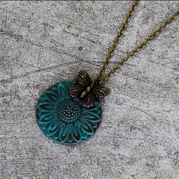Vintage Style Butterfly Pendant Flower Necklace - Picture 4 of 6